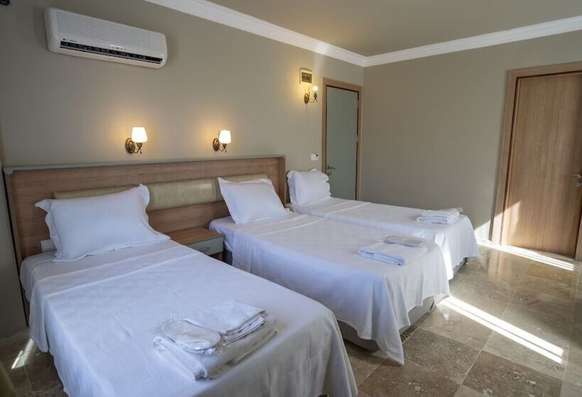 חדר דלוקס לשלושה, Ebruli Otel Cunda