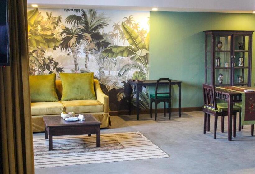 スイート, Lao Poet