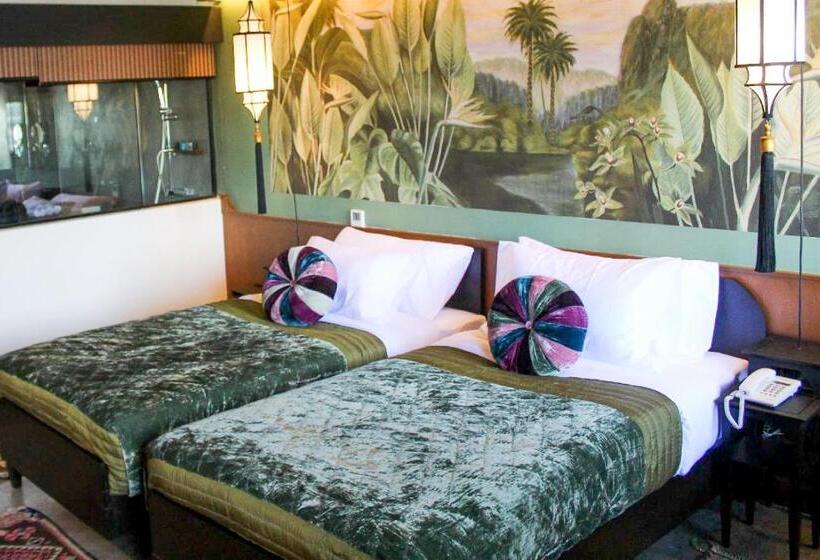 デラックスルーム, Lao Poet