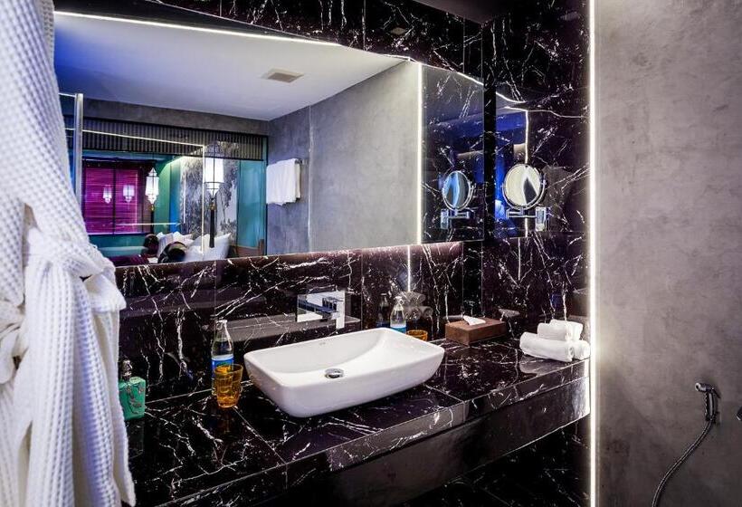 スタンダードルーム, Lao Poet