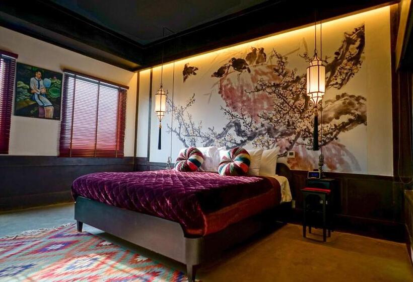 スタンダードルーム, Lao Poet