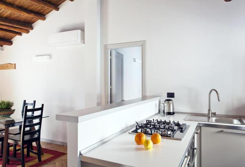 带1个卧室的带阳台的公寓, Palazzo Planeta