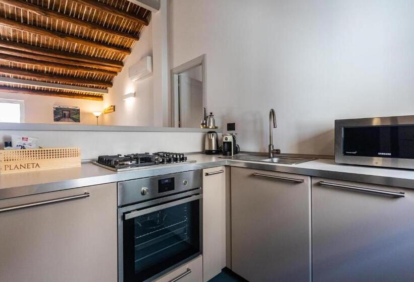 带1个卧室的带阳台的公寓, Palazzo Planeta