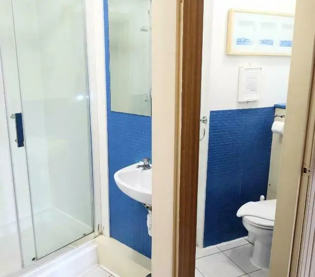 اتاق خانوادگی, Balmore Guest House