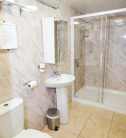 اتاق خانوادگی, Balmore Guest House