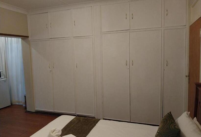 コンフォートルーム, Lily Guesthouse