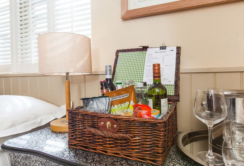 חדר סטנדרט, The White Buck