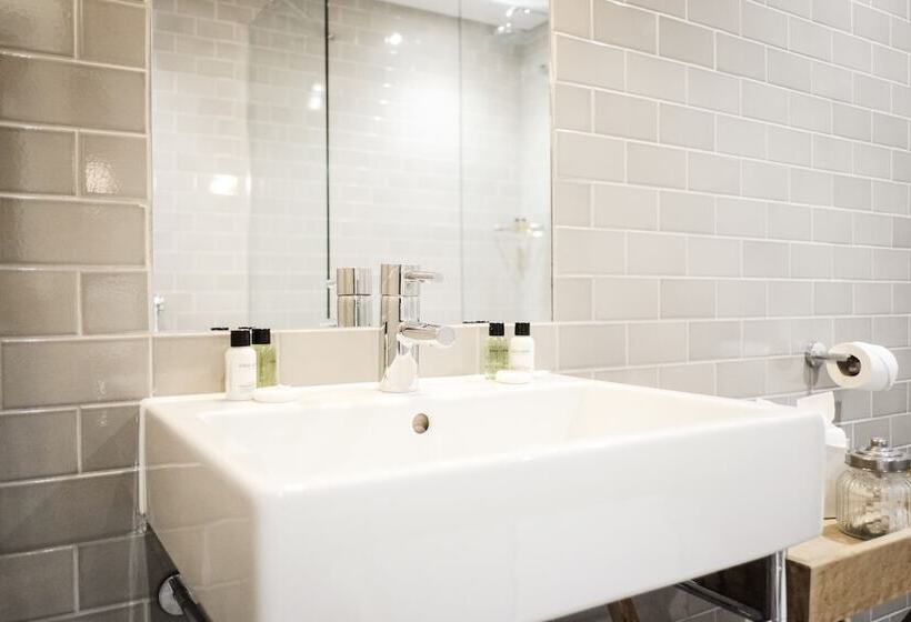 סוויטת ג'וניור, The White Buck