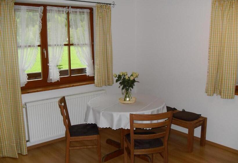 1 Sovrums Lägenhet med Balkong, Gasthaus   Pension   Café Dörfl