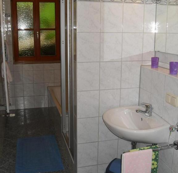 1 Sovrums Lägenhet med Terass, Gasthaus   Pension   Café Dörfl