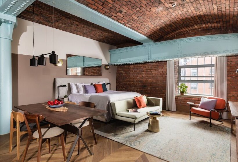 프리미엄 스튜디오, Native Manchester