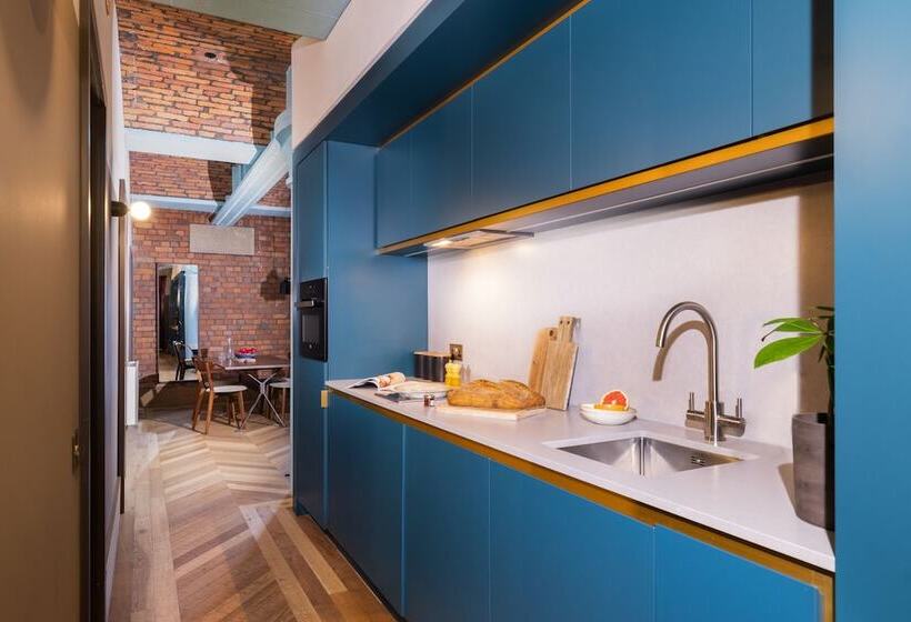 프리미엄 스위트, Native Manchester