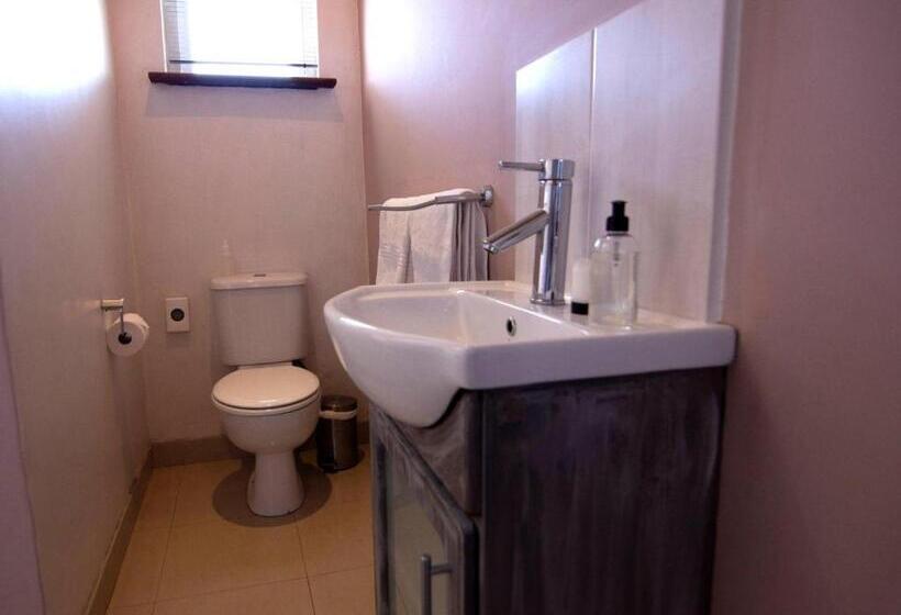 חדר אקונומי, The Boston Guest House