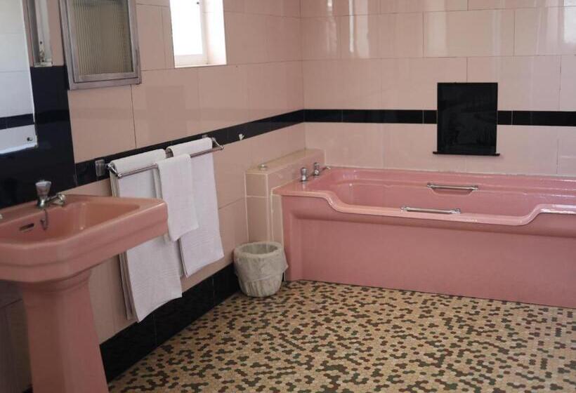 חדר בסיסי, The Boston Guest House