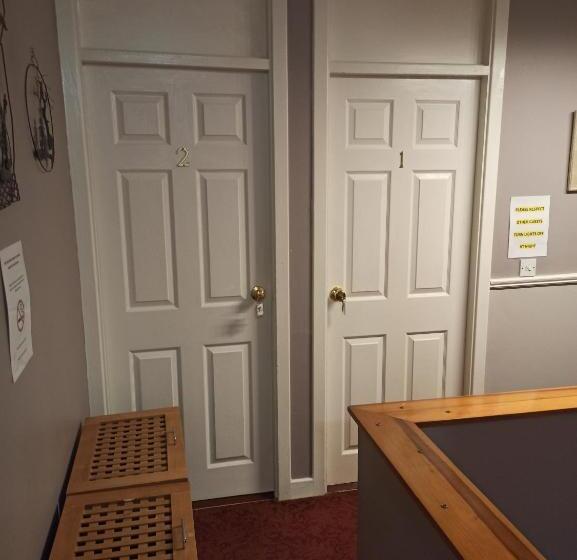 חדר סטנדרט, The Ferry Boat