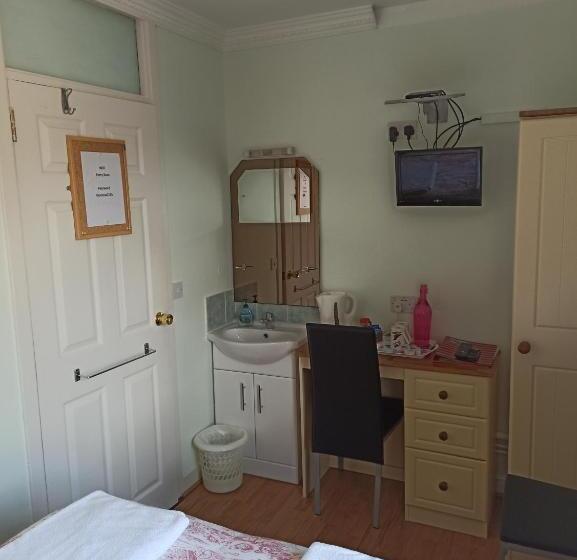 חדר בסיסי, The Ferry Boat