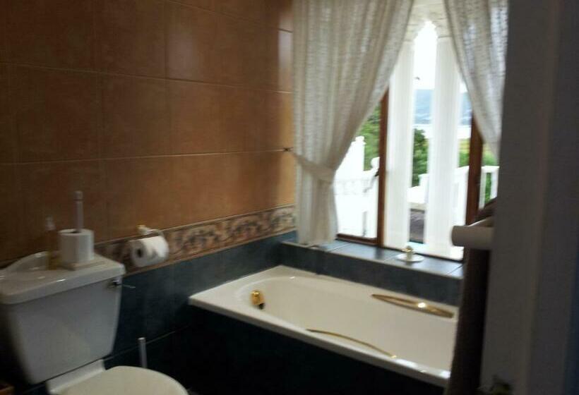 سوییت لوکس, Waterfront Lodge