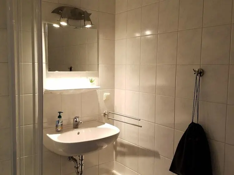 Standard Neljän Hengen Huone, Zur Luppbode