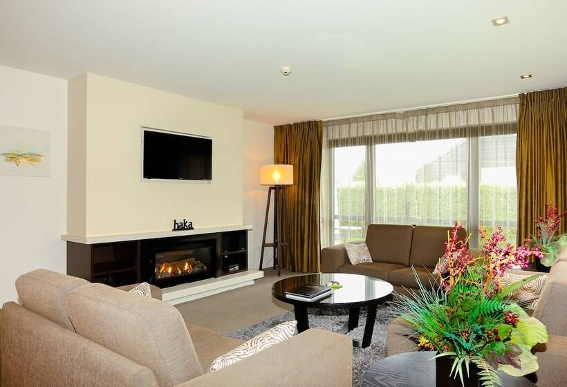 침실 3개 아파트, Village Lake Apartments