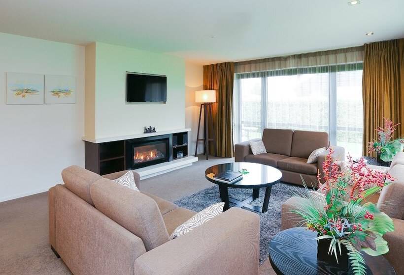 침실 3개 아파트, Village Lake Apartments