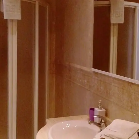 اتاق استاندارد سه نفره, Hostal Granada