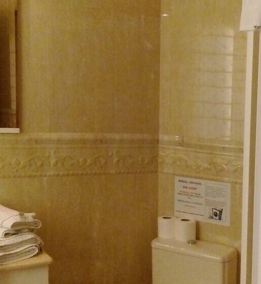 غرفة قياسية ثلاثية, Hostal Granada