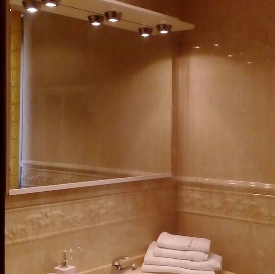 غرفة قياسية ثلاثية, Hostal Granada