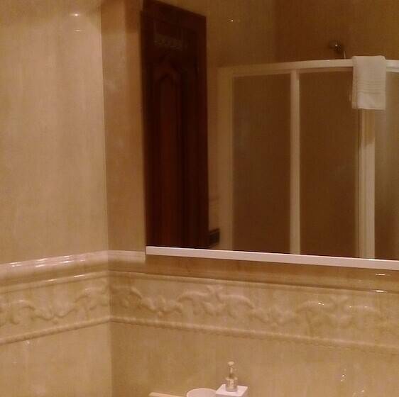 اتاق استاندارد سه نفره, Hostal Granada