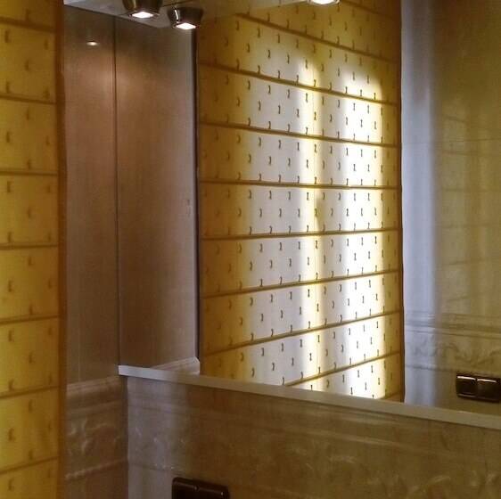 غرفة قياسية ثلاثية, Hostal Granada