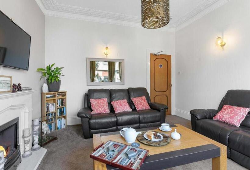 اتاق عادی, The Ashleigh