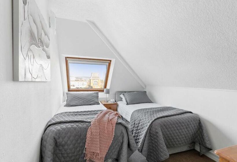 اتاق عادی, The Ashleigh