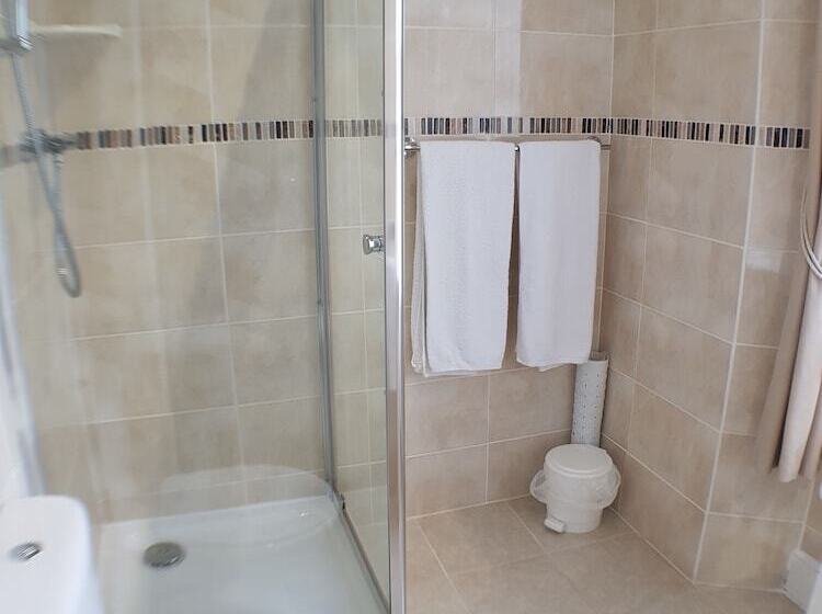 اتاق عادی, The Ashleigh