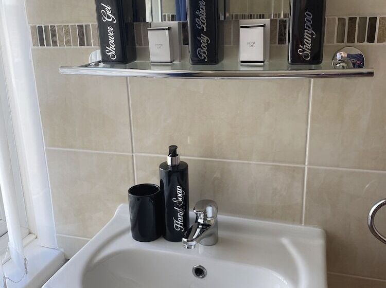 اتاق عادی, The Ashleigh