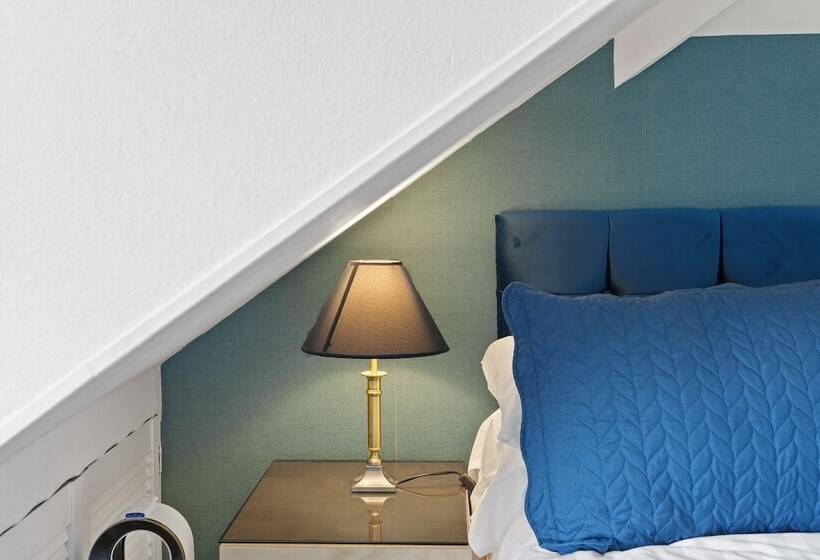 اتاق استاندارد, The Ashleigh