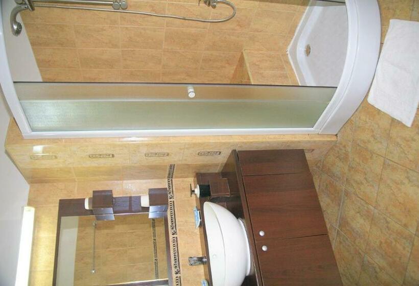 标准三人间, Pension Cleopatra