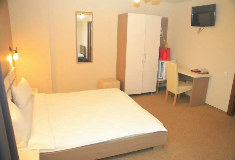 اتاق استاندارد سه نفره, Pension Cleopatra