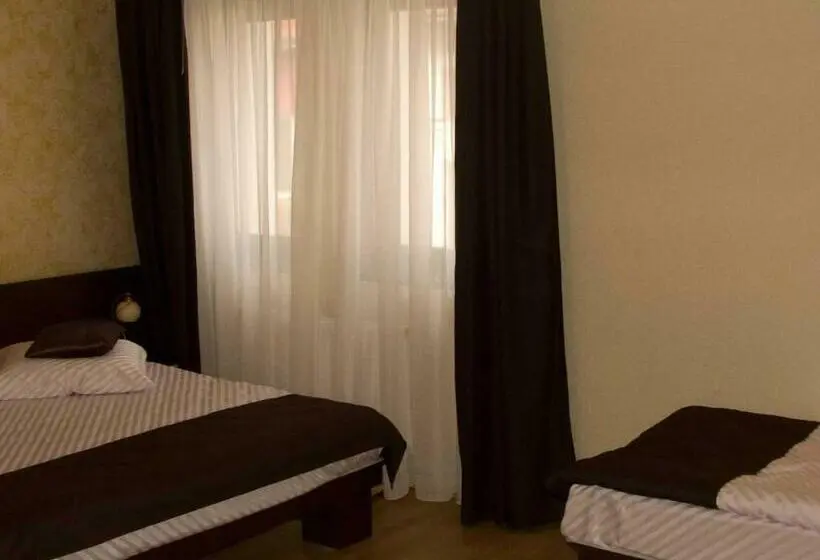 اتاق استاندارد سه نفره, Pension Cleopatra