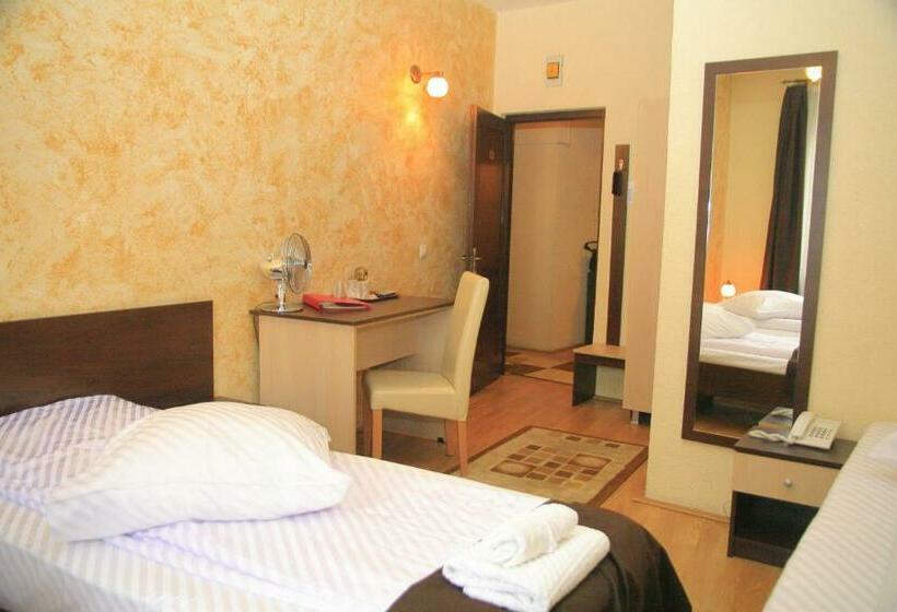 标准三人间, Pension Cleopatra