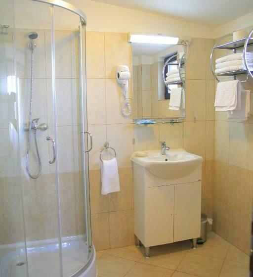 标准三人间, Pension Cleopatra