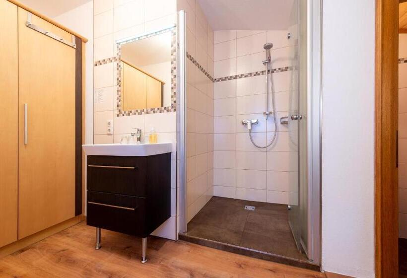 标准三人间, Energiepension Schwaiger