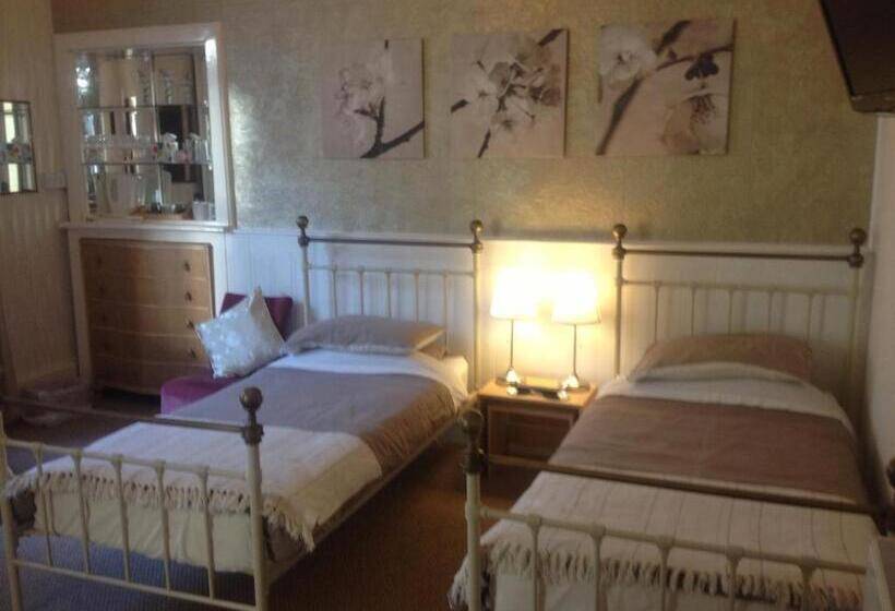 اتاق استاندارد سه نفره, Cameron Guest House