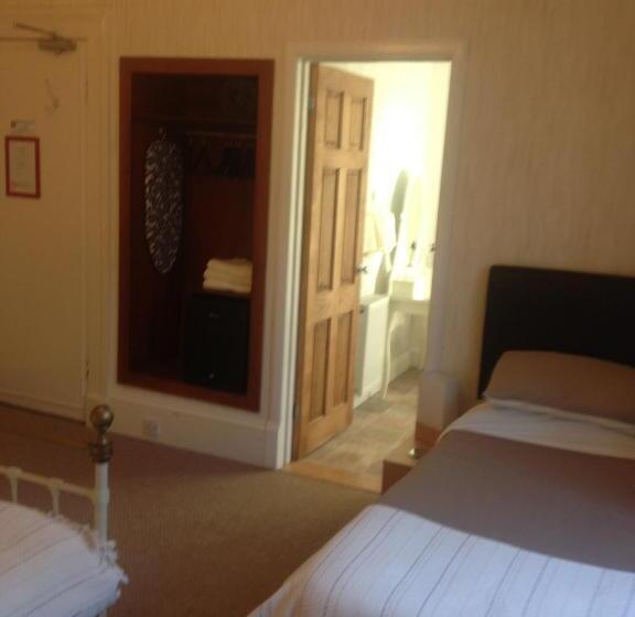 اتاق استاندارد سه نفره, Cameron Guest House