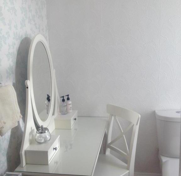 اتاق استاندارد سه نفره, Cameron Guest House