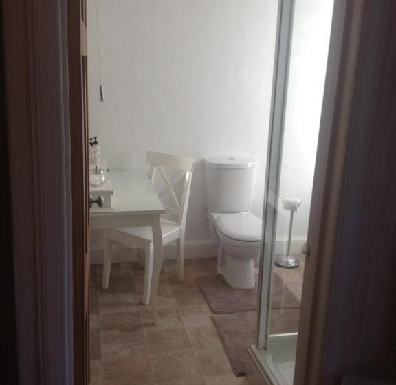 اتاق استاندارد سه نفره, Cameron Guest House