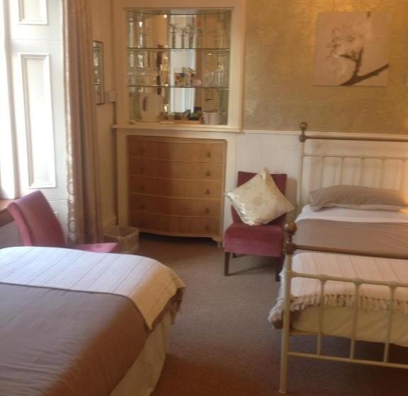 اتاق استاندارد سه نفره, Cameron Guest House