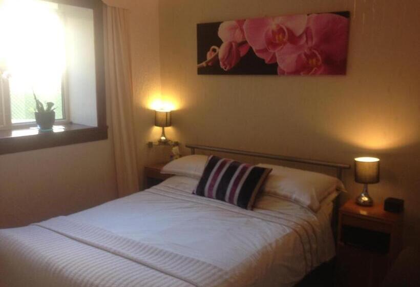 اتاق استاندارد چهار تخته, Cameron Guest House