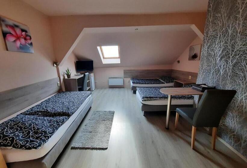 Chambre Triple Standard, Penzion Avena