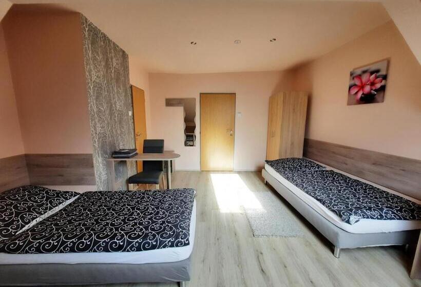 Chambre Triple Standard, Penzion Avena