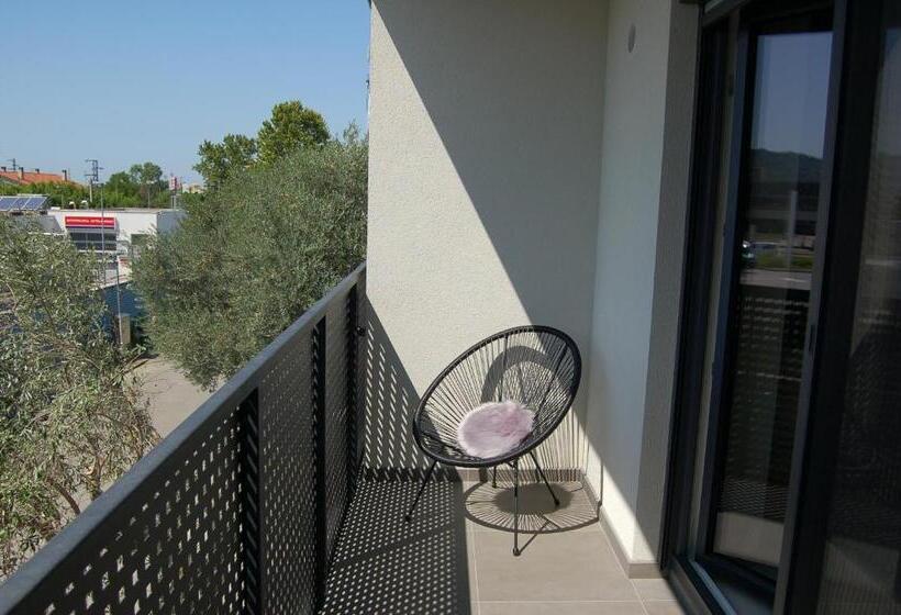 آپارتمان 1 خوابه با بالکن, Rooms And Apartments Lisjak