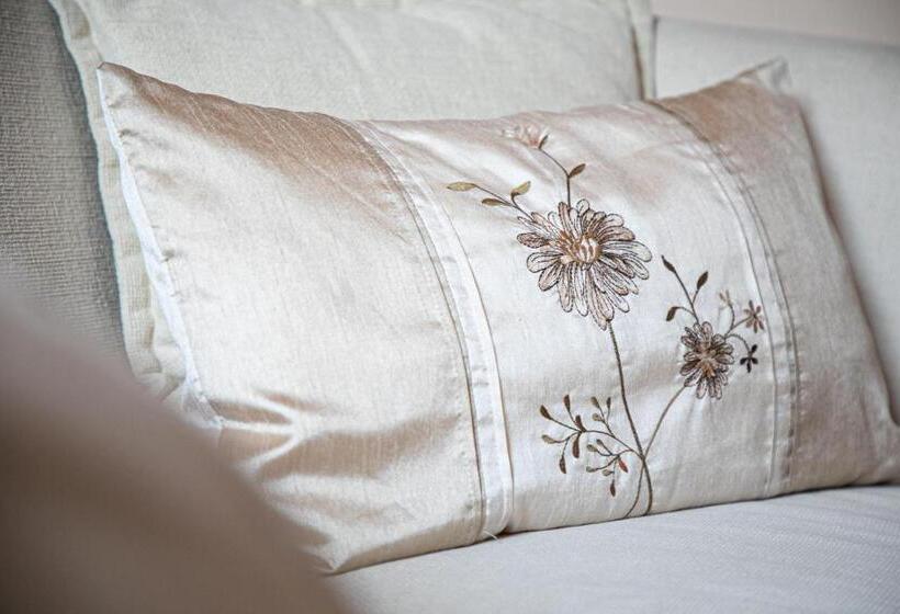 小型套房, The Berburry